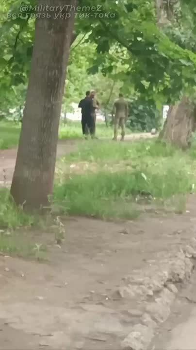 Кривой Рог. Для ТЦКшника ударить, повалить на землю и унизить человека - стало нормой. Полицейский стоит рядом и наблюдает