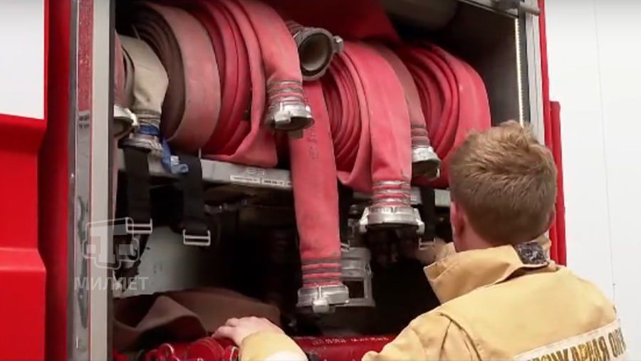 В селе Янтарное Красногвардейского района после возгорания сухой травы пламя перекинулось на две хозяйственные постройки