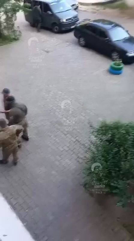 Мосфильм, г.Кривой Рог. Только на Украине можно увидеть, как десяток здоровых мощных мужиков заставляют двух дедов ехать выполнять тяжёлую физическую работу