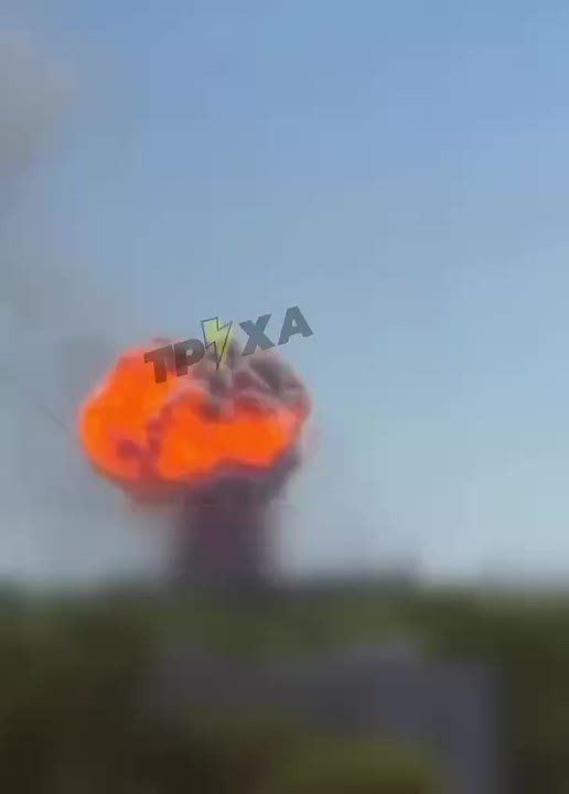 Российские военные нанесли удар по производству в Днепропетровске, на котором изготавливали боеприпасы и готовили западную технику, сообщает РИА Новости со ссылкой на источники в местном подполье