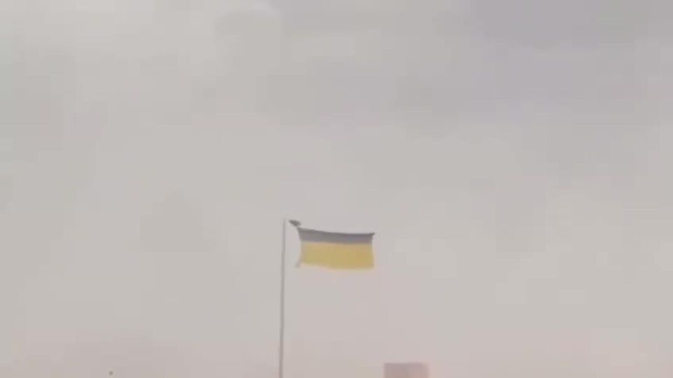 Сила знамений – в Кривом Роге, к своему сожалению ставшему родным городом диктатора всея Украины Зеленского, ветер сорвал с флагштока украинский флаг