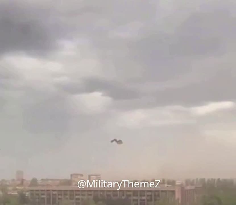 Знаки и символы. Сильный ветер сорвал украинскую тряпку с флагштока Кривого Рога, малой родины Зеленского