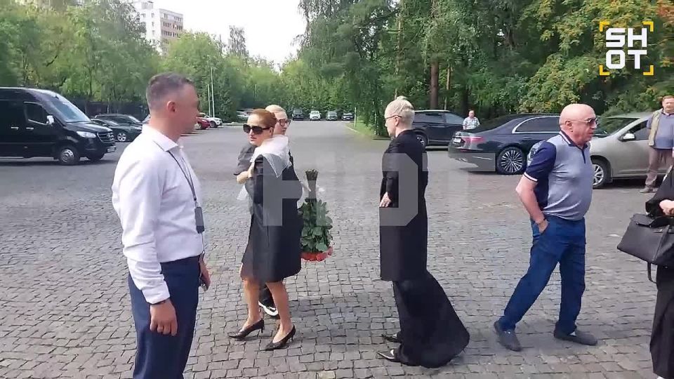 Жена и дочь, актрисы Виктория Исакова и Дарья Мороз, приехали на прощание с режиссёром Юрием Морозом