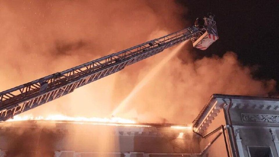 В Харькове горит здание предприятия по разработке самолетов и вертолетов