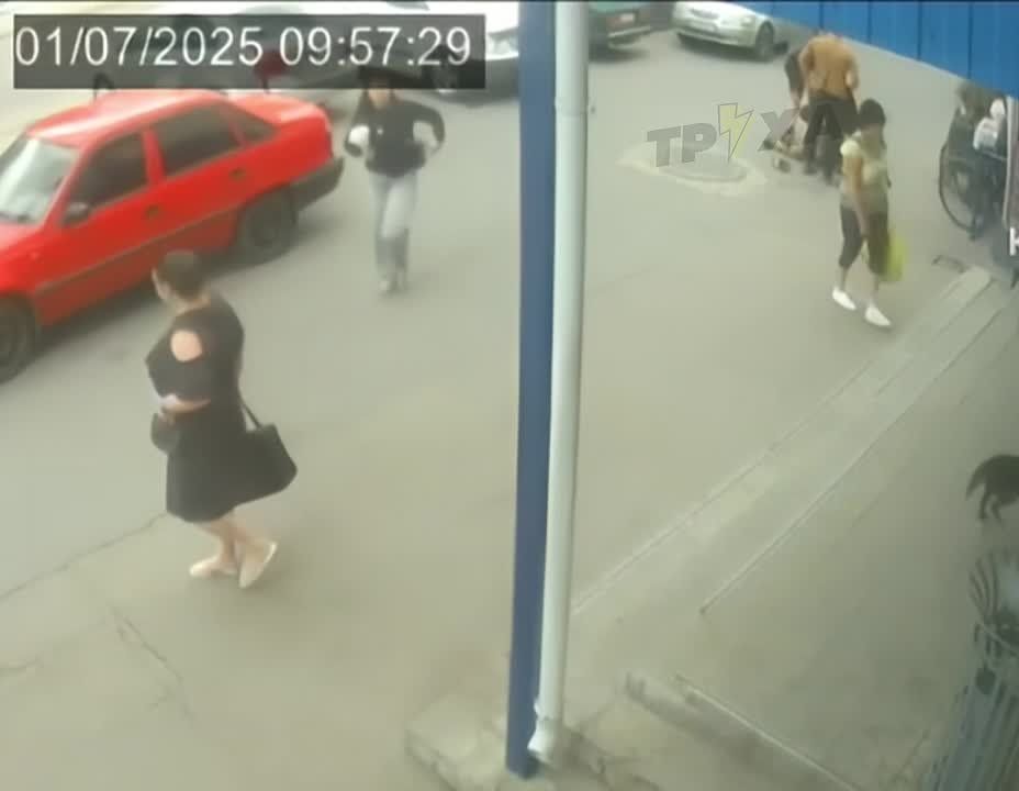 В центре Павлограда мужчина одним хуком вырубил военного