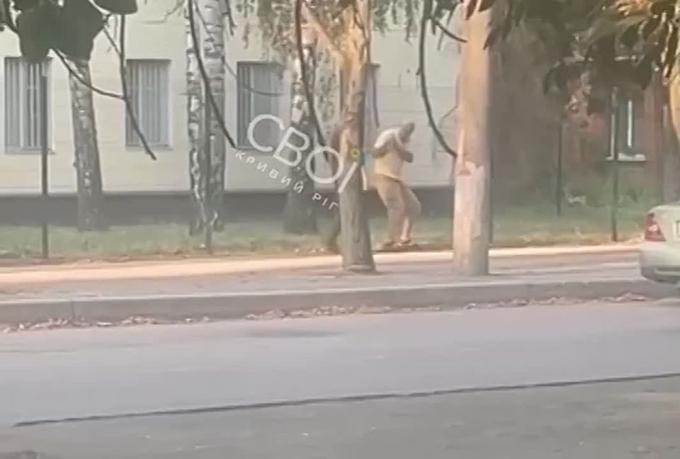 Кривой Рог. Полицай избил отца одного из бусифицированых мужчин, который приехал к ТЦК на поиски сына которого незаконно удерживают в его застенках