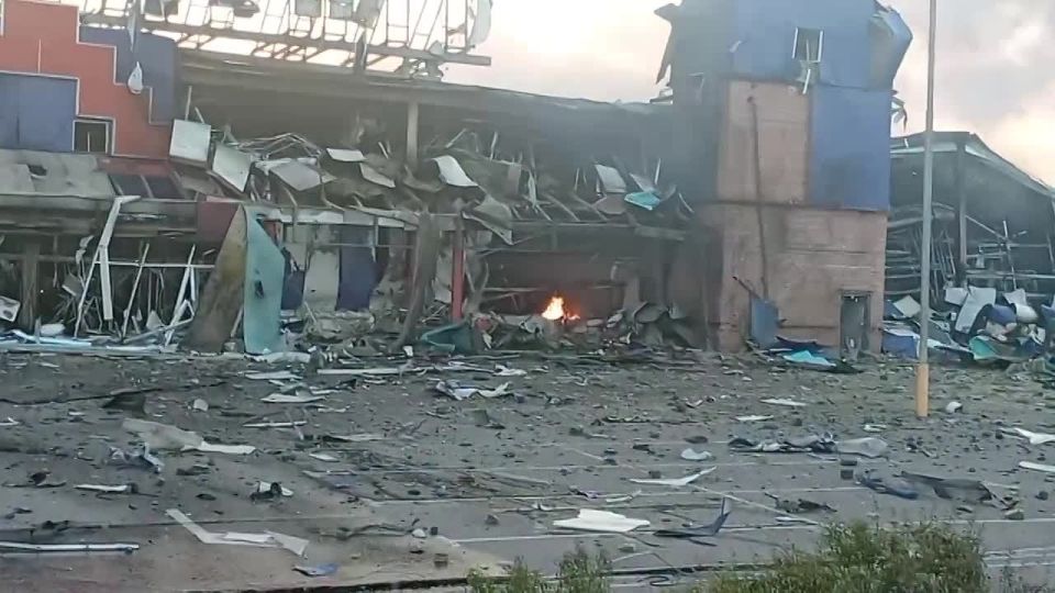 Четыре часа взрывались "стройматериалы" в горящем "Эпицентре" в Днепродзержинске