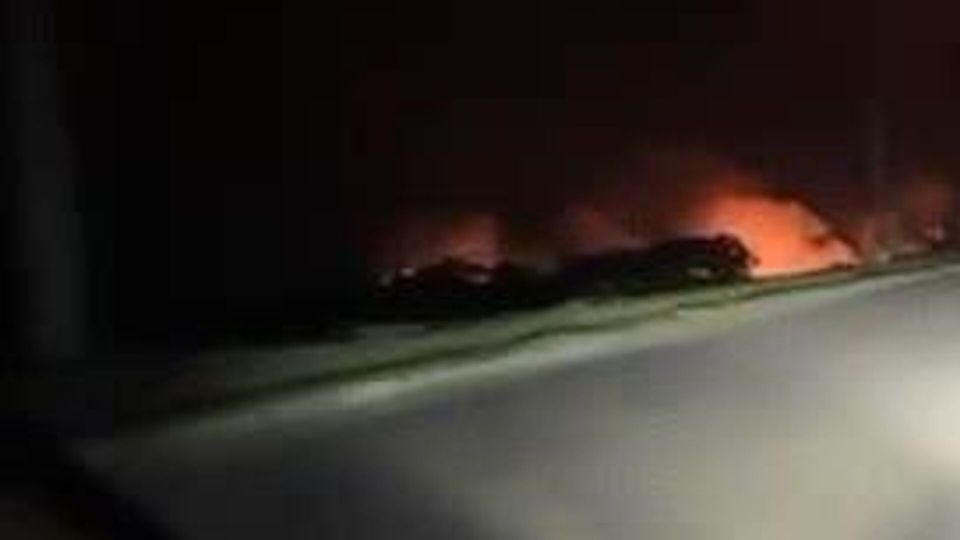 Все в огне. Один из крупнейших логистических хабов украинских формирований на левом берегу Днепра - железнодорожный узел Павлограда после комбинированного ракетно-дронового удара ВС РФ. Ночь с 30-го на 31-е июля 2025 года, сообщает канал Dambiev.