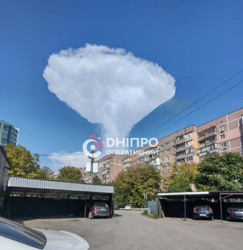 Странное грибовидное облако зафиксировали сегодня жители Днепропетровска