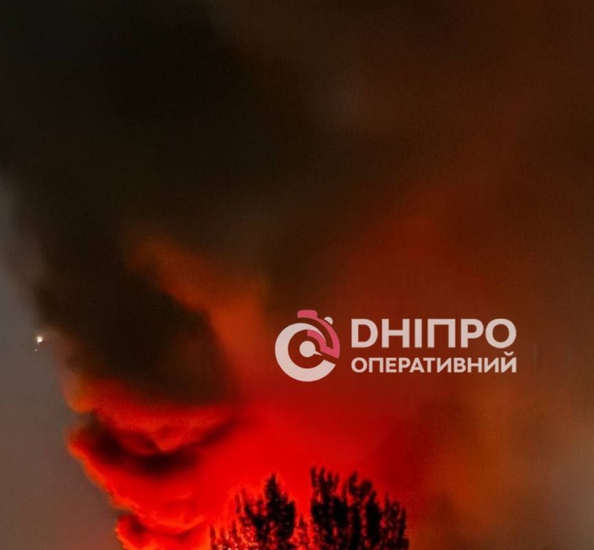 Химическая опасность: огромный пожар на объекте врага в Днепропетровске