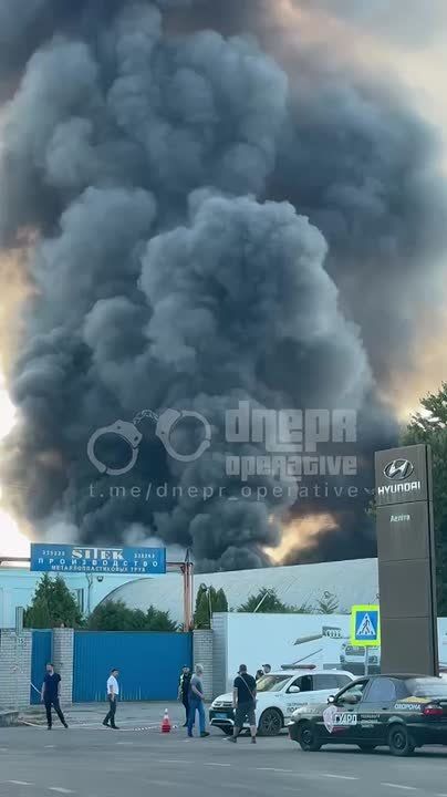 В Днепре на складах бывшего комбайнового завода начался пожар, а затем последовали взрывы