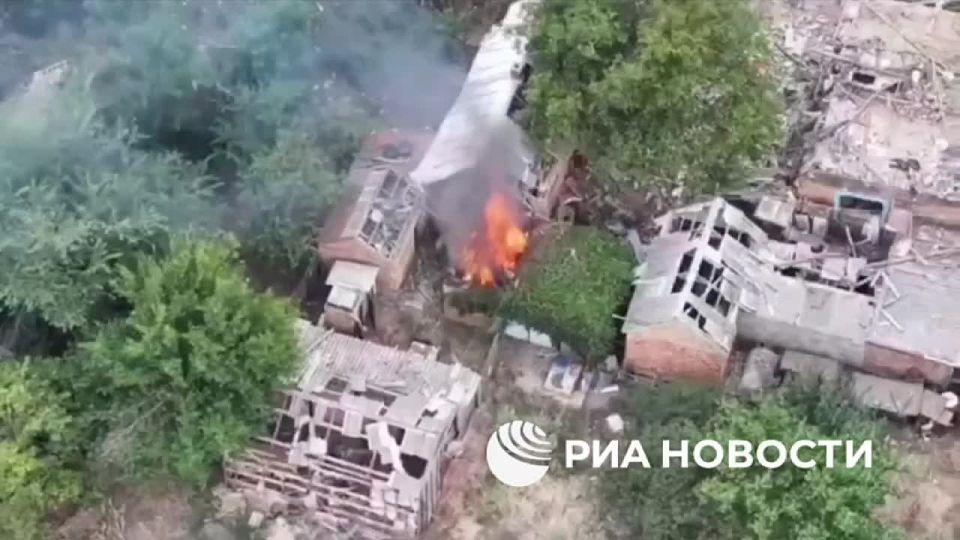 Владислав Шурыгин: Подразделения ударных БПЛА 42-й гвардейской дивизии группировки "Днепр" выбивают украинских боевиков из занятых ими позиций в домах Малой Токмачки в Запорожской области, рассказал РИА Новости командир...