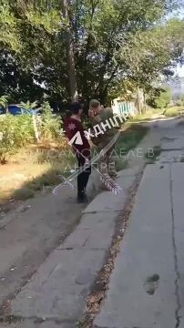 Что происходит в Днепре? В дневное время в центре города, на улице рядом с магазином, был замечен человек с гранатами