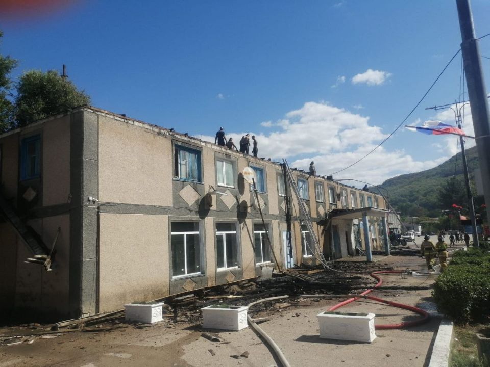 В селе под Севастополем загорелась крыша общежития