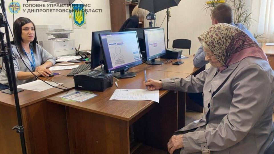 Уезжают все поколения. В Павлограде 101-летняя бабушка оформила загранпаспорт для того, чтобы уехать из Украины к родственникам в Германию