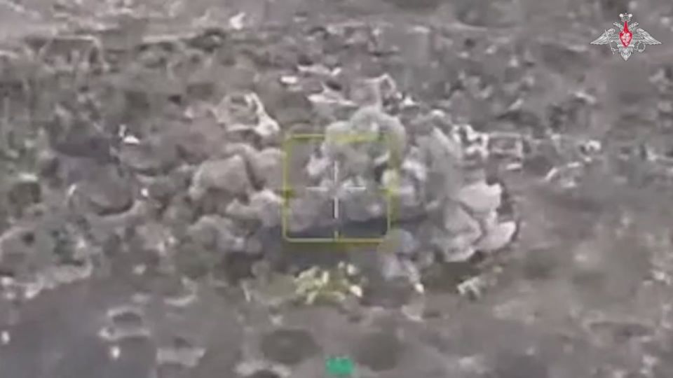 Минобороны России: Экипажи Т-90М «Прорыв» группировки «Восток» и танкисты на Т-72Б3М «Южной» группировки войск разбирают опорные пункты ВСУ в Днепропетровской области и на Константиновском направлении