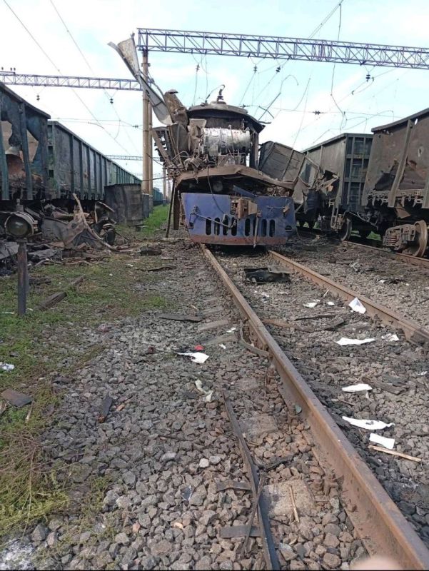 Последствия прилёта бпла-камикадзе неизвестной модели по локомотиву на станции Ароматной в районе н.п Павлоград, Днепропетровская область, публикует "Диван"