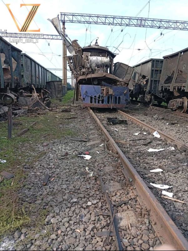 Результат прилета русского дрона-камикадзе по украинскому локомотиву в районе Павлограда Днепропетровской области