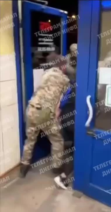 Армен Гаспарян: Ничего необычного, шесть шуцманов бусифицируют громадянина прямо в магазине в Днепре