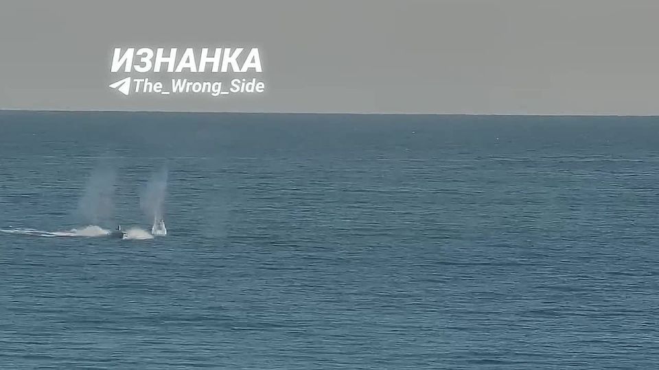 Новые кадры уничтожения украинских безэкипажных катеров с применением стрелкового оружия и БпЛА "Ланцет" в Черном море публикует канал «Изнанка»