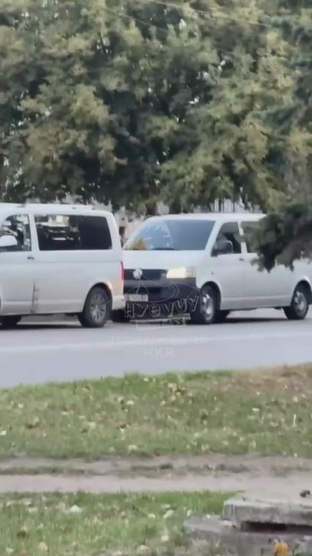 Кадры с "малой родины" Просроченного: #людоловы в штатском затолкали истошно вопящего "призывника" в микроавтобус возле роддома в Кривом Роге