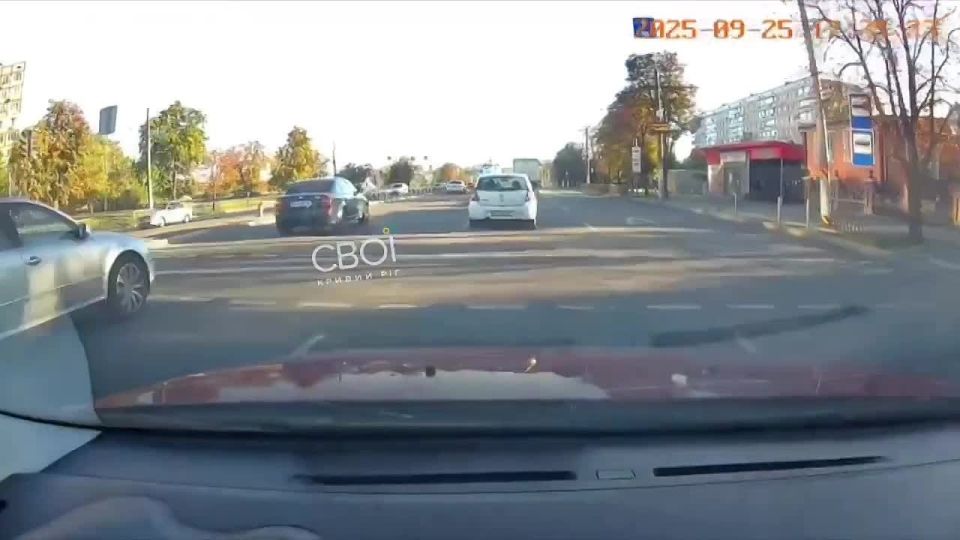 Разборки на дорогах.. Ситуация в Кривом Роге сегодня. Водитель подрезал другое авто и резко затормозил перед ним. Результат – авария