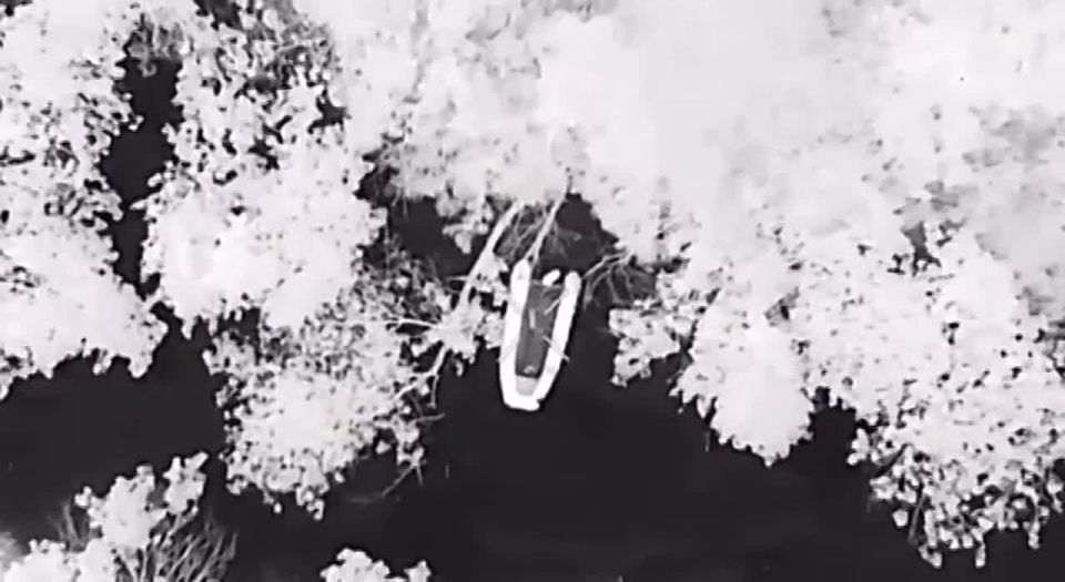 Владимир Разин: И вновь хохлы пытаются передвигаться по Днепру на лодках, но их перехватывают наши БПЛАшники при помощи FPV-дронов