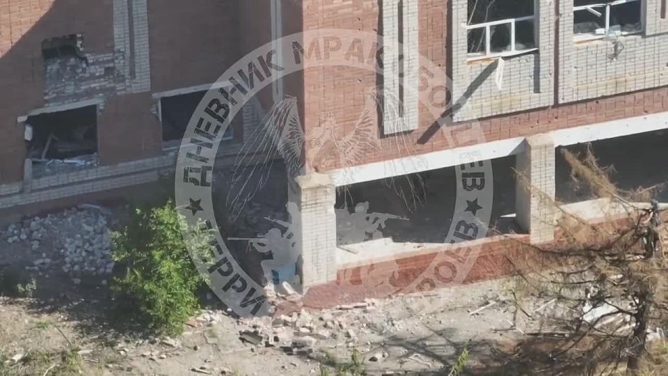 История с продолжением.. Однажды в Херсонской области стояло здание на правом берегу Днепра. Откуда ВСУ вели обстрел FPV и корректировку артиллерии