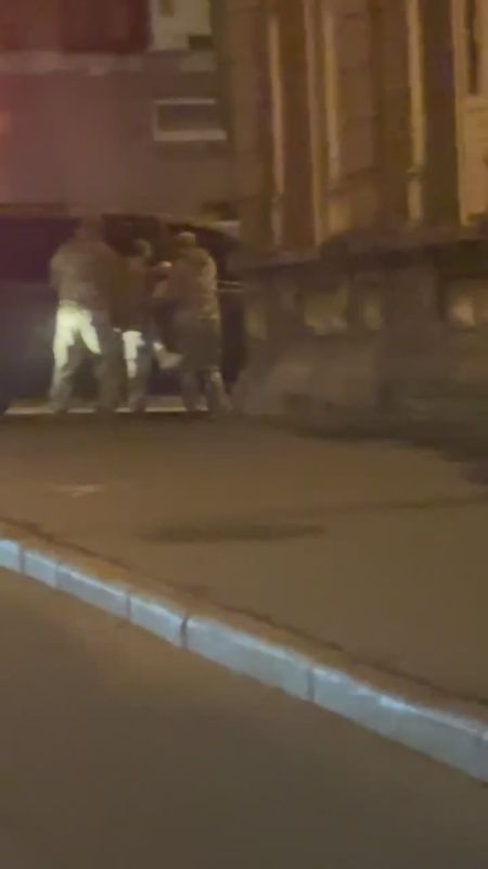 На Нагорке сейчас. Прохожего схватили ТЦКашники и насильно заталкивают в микроавтобус