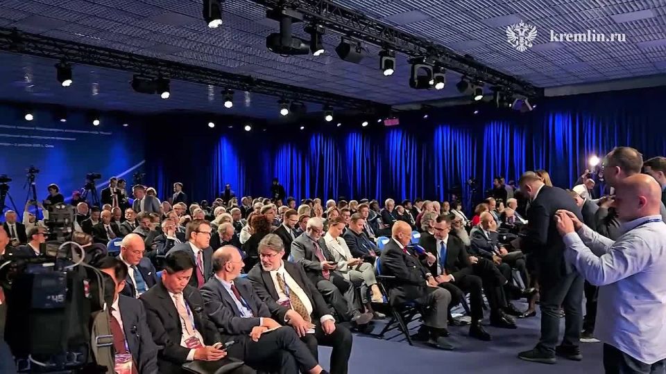 Началась пленарная сессия XХII ежегодного заседания Международного дискуссионного клуба «Валдай»