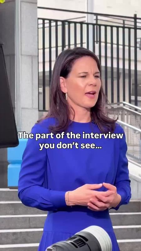 И эти люди учат нас жить. Анналена Бербок (бывший министр иностранных дел Германии), а сегодня председатель Генеральной Ассамблеи ООН дала интервью, стоя на пластиковом ящике, накрытом фанерой