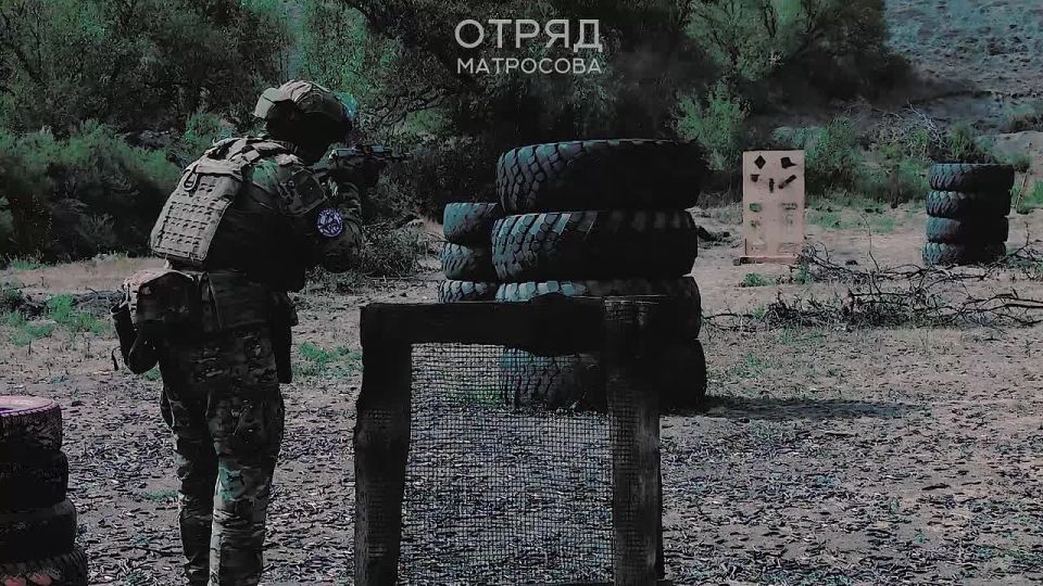 Бойцы отряда Александра Матросова отрабатывают навыки стрельбы из оружия