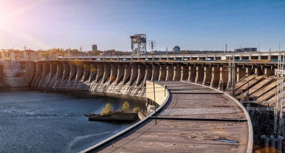 Символично: 10 октября 1932 года состоялось торжественное открытие Днепрогэс (Днепровская гидроэлектростанция)