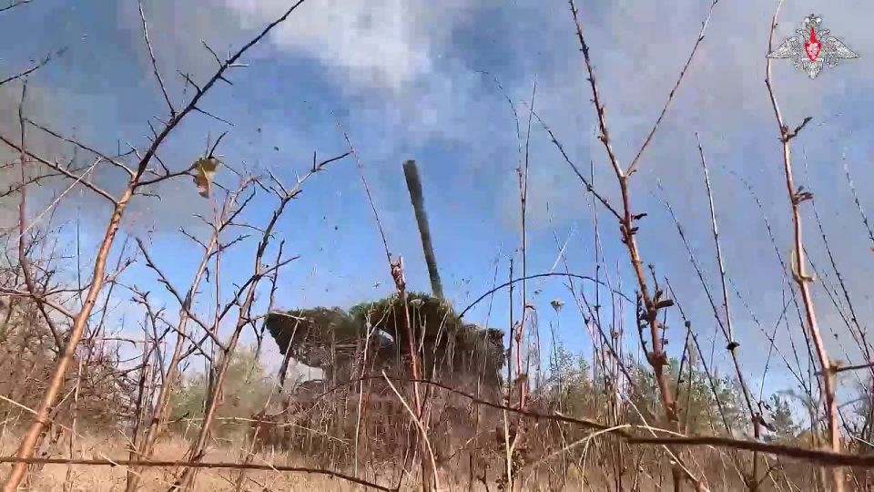 Минобороны России: 00:00 Расчет самоходной гаубицы «Гиацинт-С» группировки войск «Запад» уничтожил артиллерийское орудие ВСУ на Краснолиманском направлении