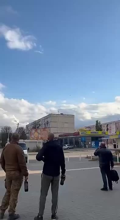 В сети публикуют кадры пролета нашей «Герани» над Павлоградом Днепропетровской области во время сегодняшней атаки