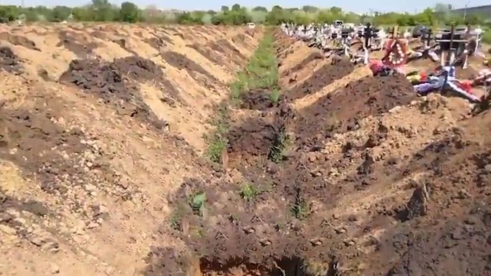 "Счет ведет смерть": под Днепропетровском роют целые аллеи новых могил