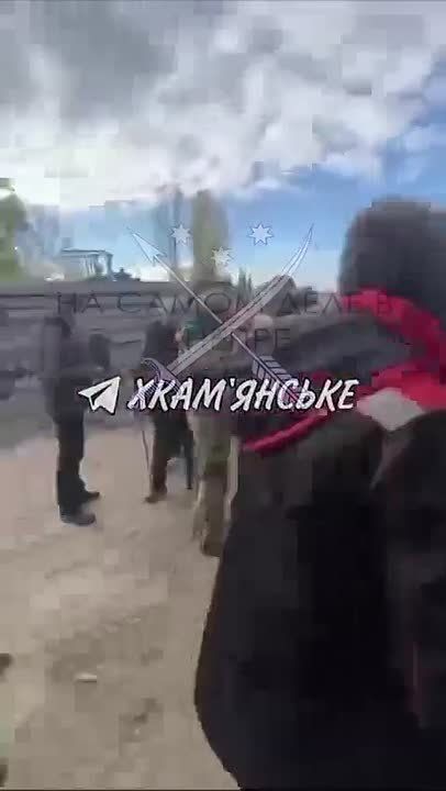 В городе Каменское Днепропетровской области группа людей в балаклавах, предположительно сотрудники ТЦК, численностью более десяти человек, силой проникла на территорию частной фирмы