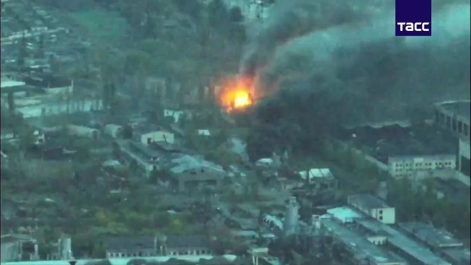 Артиллеристы 18-й общевойсковой армии группировки войск "Днепр" уничтожили склад ВСУ на Карантинном острове в Херсоне, сообщил ТАСС военнослужащий армии