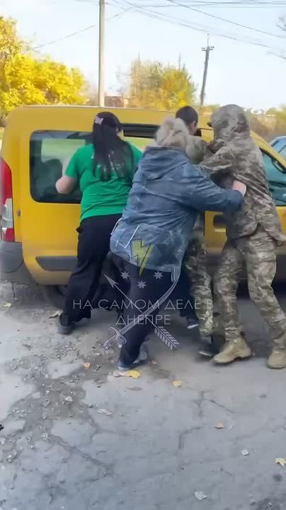 Вот такой замес произошёл в Березановке: толпа женщин смогла отбить мужика у ТЦКунов