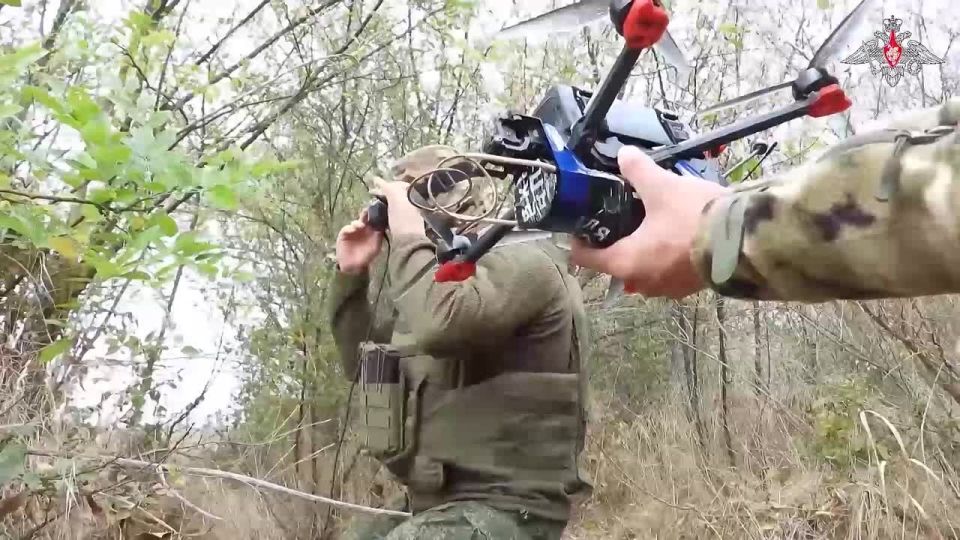 Минобороны России: Операторы БПЛА гвардейского артиллерийского соединения группировки войск «Днепр» отрабатывают навыки управления FPV-дронами в специализированных классах в Запорожской области