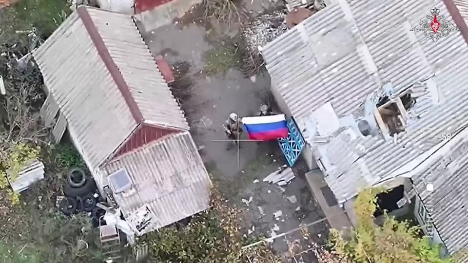 Минобороны России: Подразделения группировки войск «Восток», развивая наступление на восточном и западном берегах реки Янчур, водрузили государственные флаги Российской Федерации сразу в трёх населённых пунктах