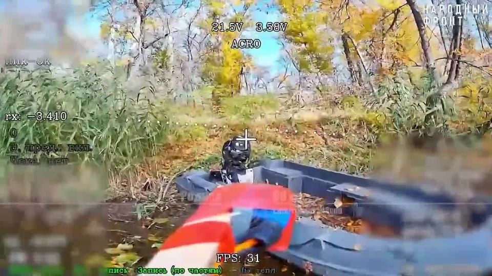 Прилет ФПВ дрона по всушной лодке на Днепре в Херсонской области