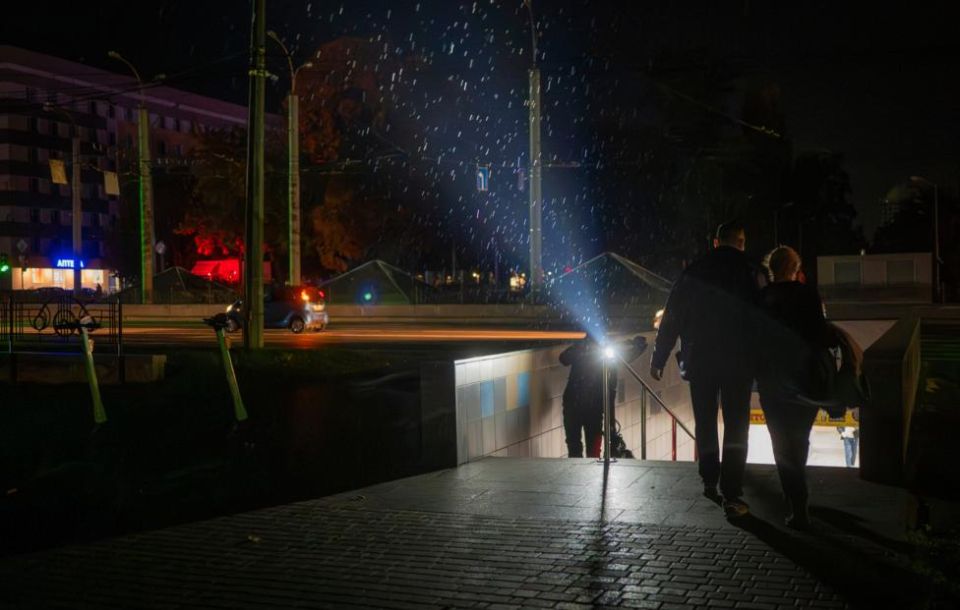 Взрывы и экстренные отключения света. Итоги ночи на Украине