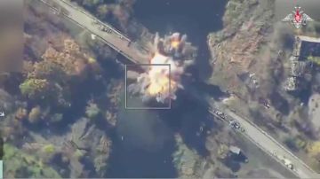 Минобороны публикует кадры уничтожения моста через реку Волчья в Днепропетровской области