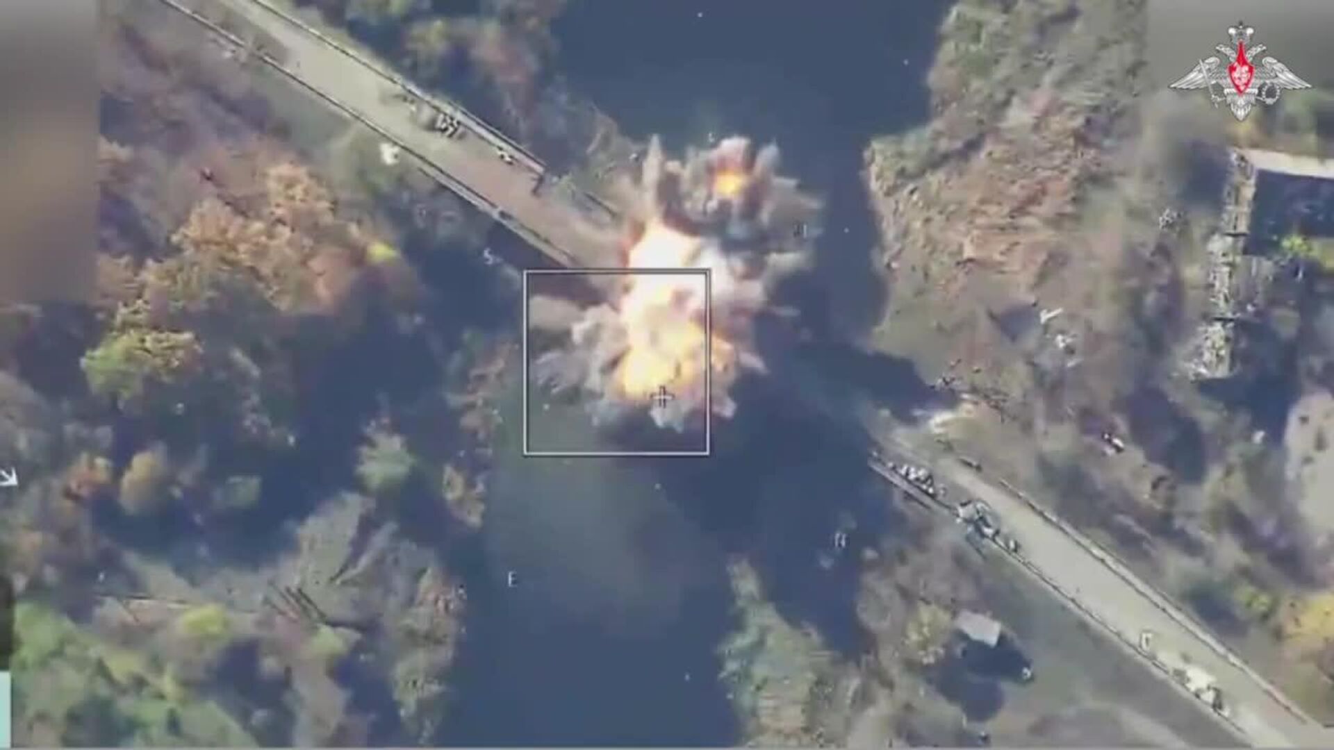 Минобороны публикует кадры уничтожения моста через реку Волчья в Днепропетровской области