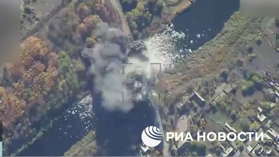 Российские войска уничтожили мост через реку Волчья, по которому ВСУ подвозили боеприпасы и технику к Покровскому в Днепропетровской области, сообщили в Минобороны