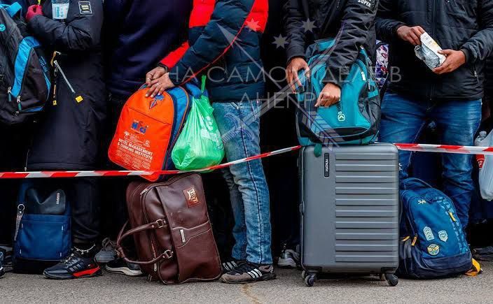 После послабления по выезду из Украины, введенных в конце лета, около ста тысяч парней от 18 до 22 лет уехали из страны