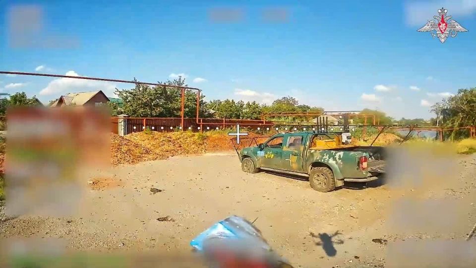 Минобороны России: Работают профессионалы. 00:00 Расчет барражирующего боеприпаса «Ланцет» группировки войск «Север» сжег САУ «Богдана» противника, а операторы БПЛА – бронетранспортер М113 с живой силой в Сумской области