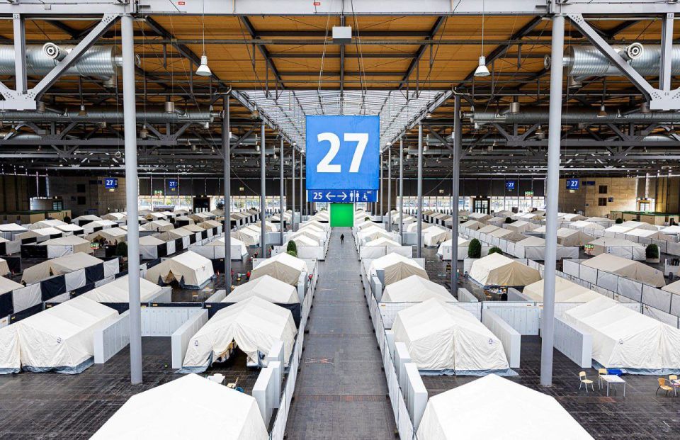 По данным DW, Германия планирует закрыть до конца текущего года свой самый большой центр для размещения беженцев, расположенный в бывшем берлинском аэропорту "Тегель"