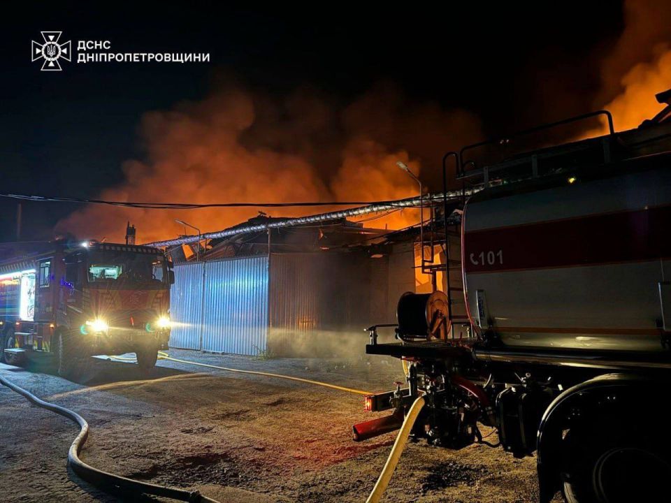 В Павлограде после атаки пылает промышленное предприятие